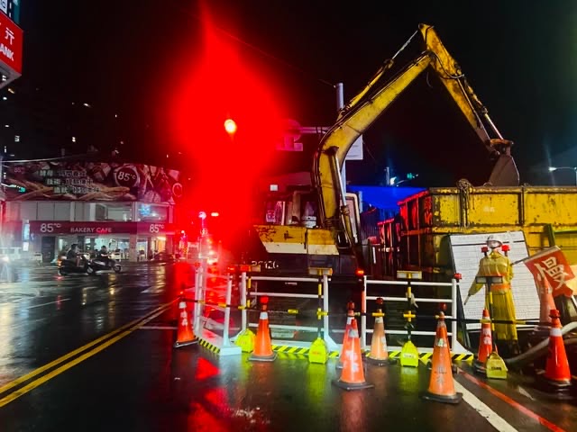 永康區夜間道路施工現場 永康區夜間道路施工現場,設有交通錐與警示設施