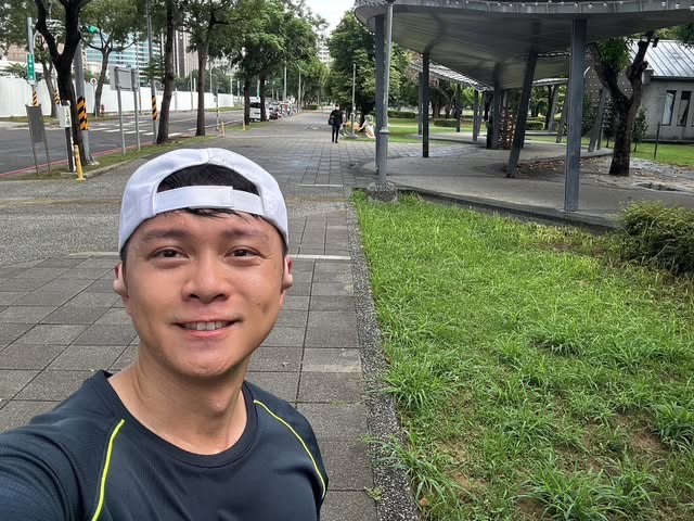永康區人行步道與公園綠地 永康區公園旁的人行步道與綠地環境